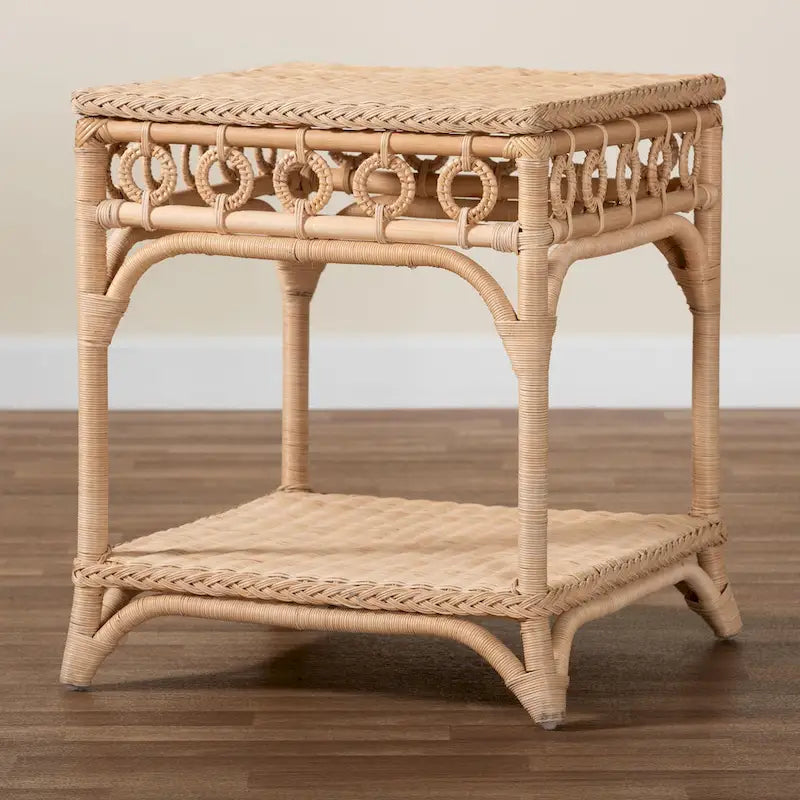 Tavolino in rattan naturale intrecciato con ripiano aperto