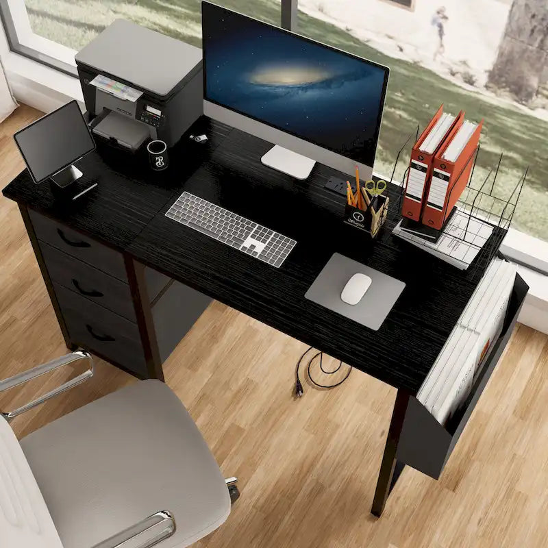 Scrivania moderna con alzata, 3 cassetti e prese elettriche integrate