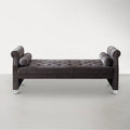 Chaise longue capitonné con braccioli arrotolati e cuscini decorativi