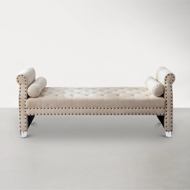 Chaiselongue mit gerollten Armlehnen, Knopfheftung und Akzentkissen
