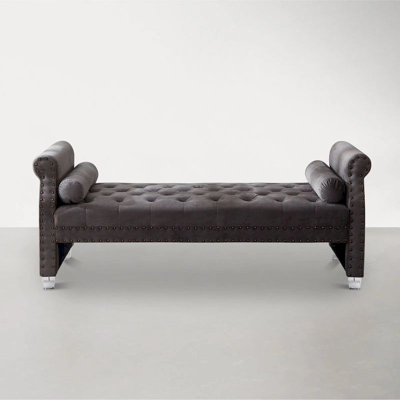 Chaise longue capitonné con braccioli arrotolati e cuscini decorativi